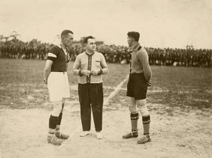 Mecz z podtekstami: Wisła kontra niemieckie 1FC Katowice. Przywitanie kapitanów, Reyman z lewej. 1927 rok