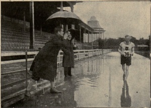 1925 rok, powódź w Krakowie - woda dociera na stadion Wisły