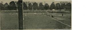 Boisko do koszykówki na stadionie Wisły (widoczne po prawej). 1928 rok