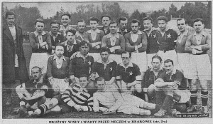 Drużyny Wisły i Warty Poznań na pamiątkowym zdjęciu - mocny początek sezonu i kolejne zwycięstwo Białej Gwiazdy, 22 kwietnia 1928.