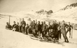 Henryk Reyman jako instruktor narciarski z grupą uczniów
