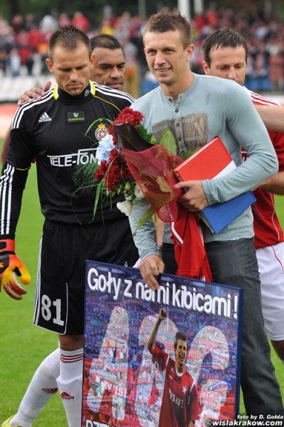 Konrad Gołoś żegna się z Wisłą przed meczem z Polonią Bytom 28 sierpnia 2010 roku