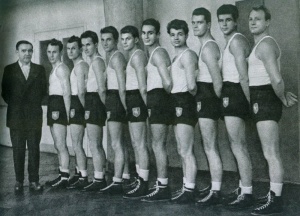 Od lewej: trener Ostrowski, Z.Tkacz, Teofil Kowalski, Jan Kudła, Wiesław Fąfara, Władysław Kaim, Ludwik Ochman, Z.Bolesta, Ludwik Chodorowski, Józef Teppich, Franciszek Kraus
