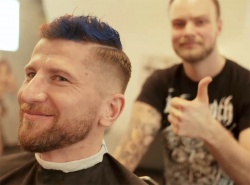 Rafał Wisłocki zgodnie z umową ufarbował włosy w wiślackie barwy.