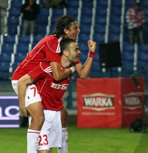 Nourdin Boukhari i Paweł Brożek świętują gola dla Wisły