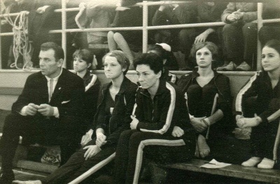 Zawody Gruzja-Polska w Tibilisi. Na dole od lewej trener Nodari Bachutaszwili oraz Barbara Ślizowska. W  górnym rzędzie od prawej Barbara Zięba oraz Halina Daniec (ze zbiorów prywatnych Barbary Zięby)