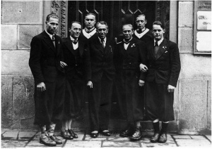Stoją od lewej - Stanisław Marusarz, Bronisław Czech, Stanisław Karpiel, red. Stanisław Facher, Izydor Gąsienica-Łuszczek, Piotr Kolesar, Andrzej Marusarz