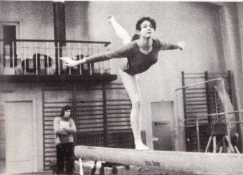Ewa Hamulewicz na równoważni, 1976r.