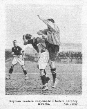 Obrońca Wawelu kopie Reymana w głowę podczas a-klasowych rozgrywek (1926.05.16 - 2:1). (fot. Perly).