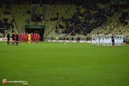 Mecz poprzedziła minuta ciszy poświęcona pamięci zmarłego Zygmunta Kamińskiego, wieloletniego kibica Lechii Gdańsk.