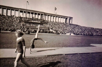 Pokazy gimnastyczne na stadionie Wisły. Anna Karelus podczas skoku. Przygotowuje się Barbara Nowak.