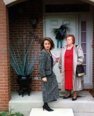 Barbara Zięba z ukochaną mamą przed swoim domem w Chicago.