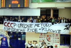 2013.01.30 Wisła - Rivas Madryt,transparent odnoszący się do wydarzeń po meczu:2012.11.18 CCC Polkowice - Wisła Can-Pack Kraków 56:49