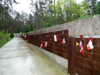 Mur Pamięci w Katyniu składa się z tysięcy imiennych płyt, upamiętniających męczeńską śmierć polskich oficerów z rąk sowieckiej armii.