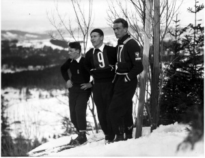 1935.02. 23-26. Mistrzostwa Polski. Stoją od lewej: Andrzej Marusarz, Stanisław Marusarz i Michał Górski