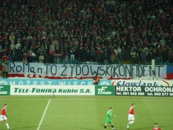2005.03.12 Wisła Kraków - GKS Katowice,transparent odnoszący do jednego z kibiców zza Błoń,który składał donosy na kibiców Wisły.