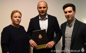 2017.05.12, Arkadiusz Głowacki przedłużył kontrakt z Wisłą. Na zdjęciu od lewej: Marzena Sarapata, Arkadiusz Głowacki i Daniel Gołda.