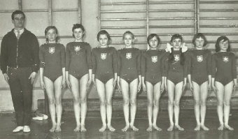 Kraków (hala Korony), luty 1963r (trener Edward Woźniak i jego młoda drużyna, od prawej pierwsze trzy zawodniczki to: Barbara Magdziarz, Barbara Nowak, Anna Karelus).