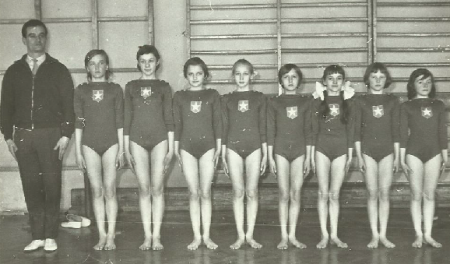Kraków (hala Korony), luty 1963r (trener Edward Woźniak i jego młoda drużyna, od prawej pierwsze trzy zawodniczki to: Barbara Magdziarz, Barbara Nowak, Anna Karelus).