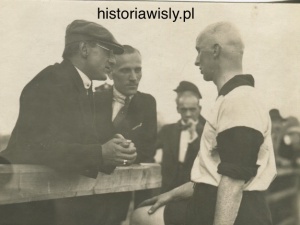 Jan Weyssenhoff (w stroju sportowym) w rozmowie z NN i Stanisławem Ziemiańskim.
