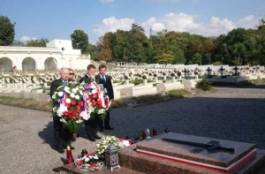 Przedstawiciela Zarządu Towarzystwa Sportowego „Wisła” Kraków odwiedzili Cmentarz Obrońców Lwowa.