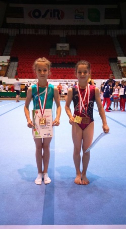 XXII Ogólnopolska Olimpiada Młodzieży (juniorki kl II), Olsztyn 2016 (Od lewej stoją: Julia Dudka i Martyna Szumna