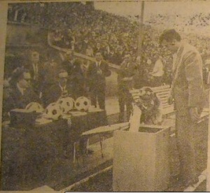1970 rok, Tadeusz Pacuła losuje upominki dla kibiców przy okazji meczu Wisła-Górnik