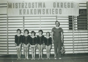 Sławomir Kaliszewski z zawodniczkami: (od lewej) Anną Woźniak, Magdaleną Szostkowską, Anną Michaliszyn, Dorotą Lipką, Katarzyną Hajdugą,1986r