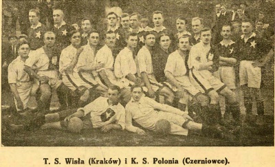 Wisła i Polonia Czerniowce (Reyman stoi pierwszy z lewej) – podczas tournee „Białej Gwiazdy” po Rumunii. Wrzesień 1921.