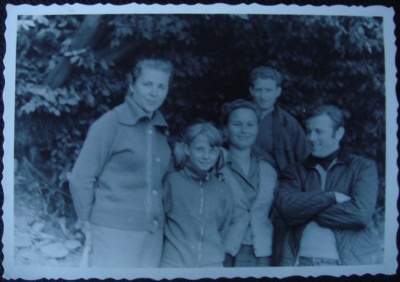 Obóz w Gródku nad Dunajcem (1967/1968 ?). Trener Wojciech Rokicki (pierwszy z prawej) z Barbarą Kucharską i jej rodzicami. W centrum matka innego zawodnika.