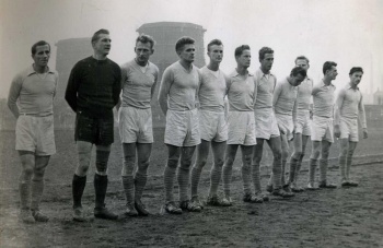 „Niebiescy” przed meczem z Wisłą. Pierwszy z lewej żegnany Cieślik. 15 listopada 1959 r.
