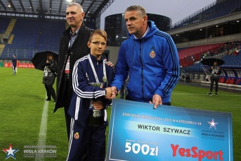 Wiktor Szywacz z nagrodą za sezon 2014/2015. Nagrodę wręczyli Prezes Wisły Kraków Robert Gaszyński oraz trener Wisły Kazimierz Moskal.