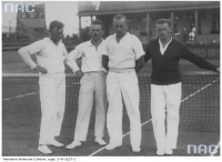 Henryk Reyman jako wicemistrz Armii w deblu w tenisie, 1933...