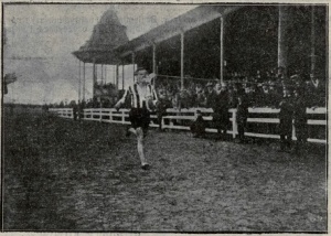 1925 rok, zawody lekkoatletyczne w przerwie meczu Wisły - meta na stadionie Białej Gwiazdy