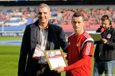 Prezes Robert Gaszyński składa gratulacje Krzysztofowi Mączyńskiemu z okazji awansu z reprezentają Polski do Mistrzostw Europy rozgrywanych we Francji w 2016 roku.