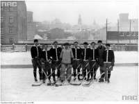 1928r. Wisła Kraków  Stoją od lewej: Krzysztof Trytko, Antoni Zasada, Hyczewski, Leon Cebulak, Bronisław Makowski, Tadeusz Krupa, x, x, x.