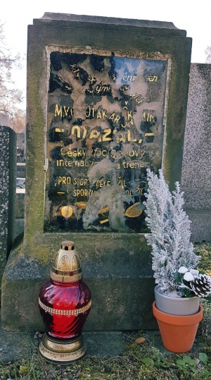 Grób Otto Mazala-Škvajn na Cmentarzu w Kladnie.