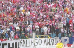 2003.08.06 Wisła-Omonia Nikozja,transparent skierowany do zawodnika Wisły K.Uche.