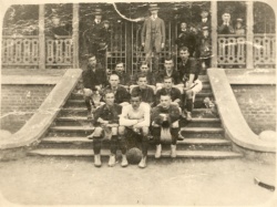 Zdjęcie drużyny z pierwszych lat jej istnienia.