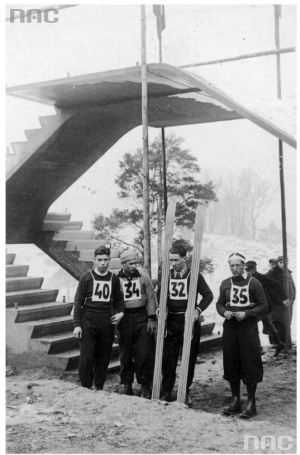 1938 Skocznia narciarska w Wilnie. Jan Bochenek (z numerem 40