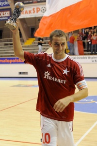 Krzysztof Kusia z Pucharem Fair Play dla Wisły Krakbet za sezon 2010/11 Foto: Aśka Żmijewska wislafutsal.pl