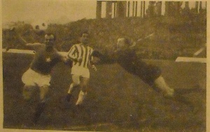Stanisław Chemicz jako obrońca Cracovii w meczu derbowym z Wisłą, 1967 rok