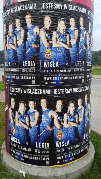 Koszykarki Wisły zapraszały na mecz z Legią.Na plakacie Małgorzata Misiuk, Magdalena Ziętara, Agnieszka Szott-Hejmej, Ewelina Kobryn.