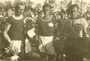Przed towarzyskim meczem z Cracovią. Reyman świętuje 400 mecz w barwach Wisły; Kotlarczyk II i Koźmin 100. (na zdjęciu pośrodku widoczny jest  Makowski). 1931.05.25.