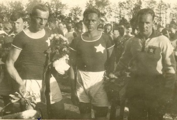 Przed towarzyskim meczem z Cracovią. Reyman świętuje 400 mecz w barwach Wisły; Kotlarczyk II i Koźmin 100. (na zdjęciu pośrodku widoczny jest Makowski).
