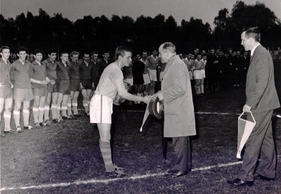 1963.05 Turniej juniorów w Gliwicach. Nagrodę odbiera Janusz Czernek.