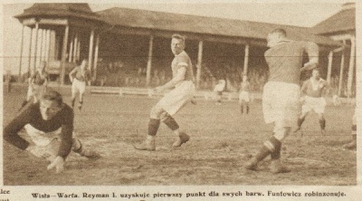 O mistrzowskie punkty. Wisła-Warta 5:0 (1925.08.30). Reyman strzela pierwszego z trzech goli dla Wisły.