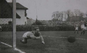 Derby w 1948 roku na neutralnym stadionie Garbarni