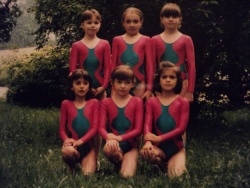 1995r (Od lewej w dolnym rzędzie Anna Ksiązek, Monika Halik, Katarzyna Dudek. Rząd górny równiez od lewej stoją Iwona fultyn, Judyta Gajewska, Monika Galikowska