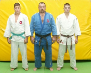 Trener Piotr Weiss (w środku) ze swymi podopiecznymi, Oskarem Romaniukiem i Rafałem Filkiem